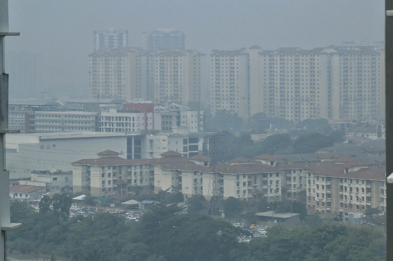 A housing area in Sunway is shrouded in haze, September 7, 2015. u00e2u20acu201d Picture by Saw Siow Feng