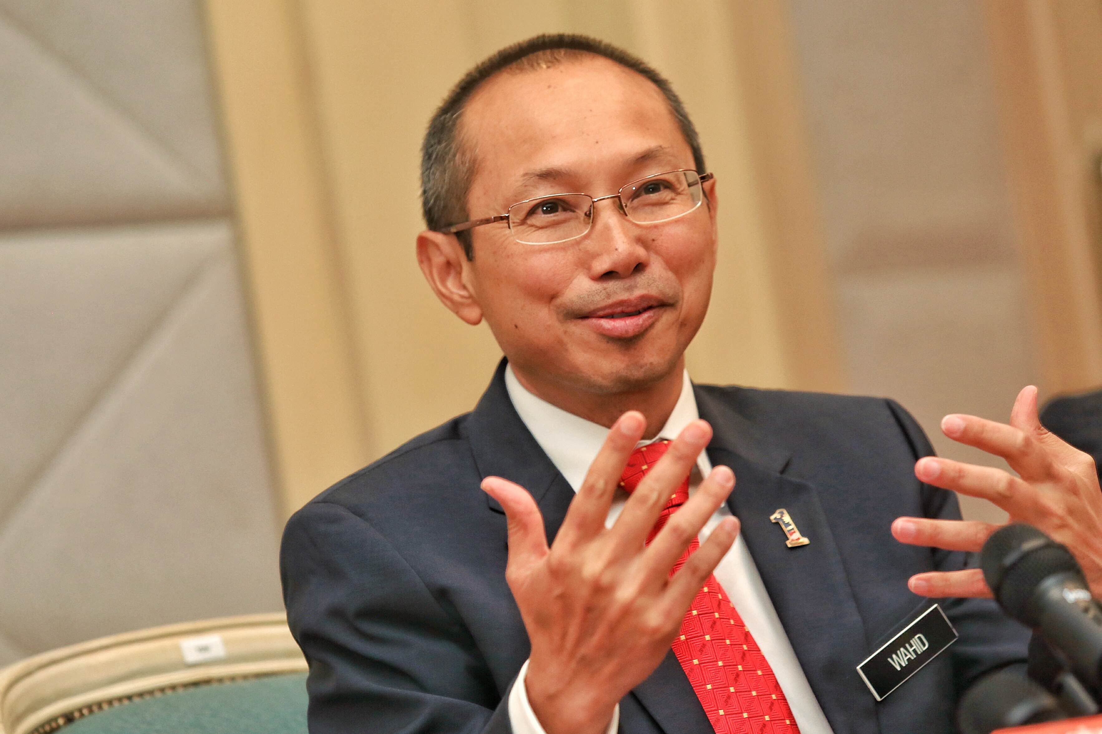 Economic Special Committee chairman Datuk Seri Abdul Wahid Omar speaks at a news conference in Putrajaya, on September 1, 2015. u00e2u20acu201d Picture by Saw Siow Feng