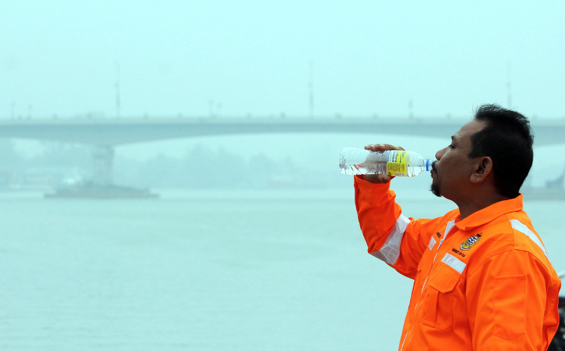A worker in seen drinking water under hazy condition in Kuantan, Pahang, Sept 15, 2015. u00e2u20acu201d Bernama