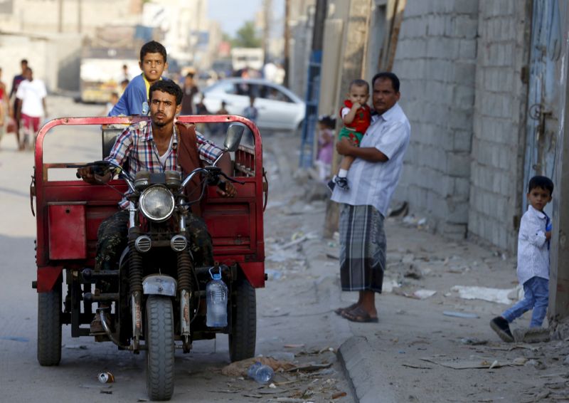 People are seen on a street in Yemen's southern port city of Aden September 26, 2015. u00e2u20acu201d Reuters