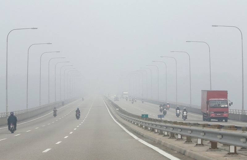 Motorists pass on a highway shrouded by haze in Malaysia's southern state of Johor October 7, 2015. u00e2u20acu201d Reuters pic