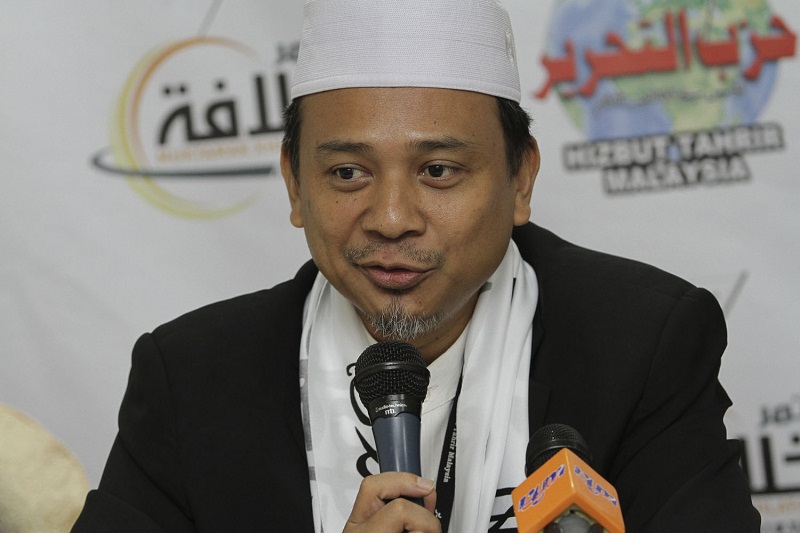 Abdul Hakim Othman speaks to members of the media during a press conference in Seri Kembangan, on October 3, 2015. u00e2u20acu201d Picture by Yusof Mat Isa