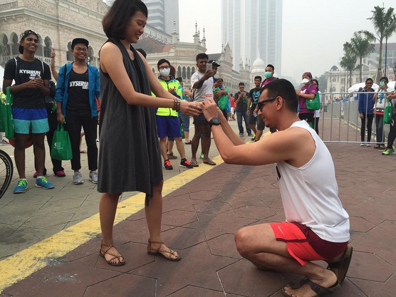 Idrus Ahmad proposes to his girlfriend Trias Nuriartu at Dataran Merdeka. — Picture courtesy of Azrul Mohd Khalib
