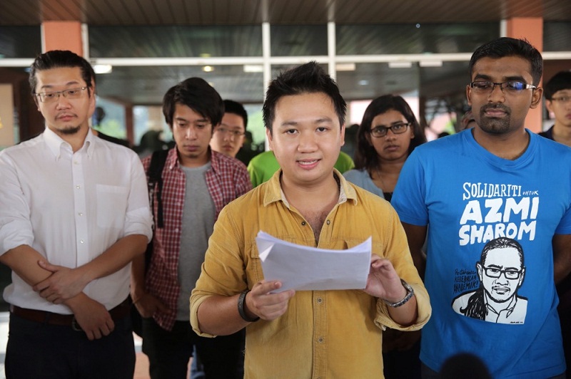 Progressive University of Malayau00e2u20acu2122s (UM) secretary-general Vince Tan (centre), with other student representatives at a press conference at UMu00e2u20acu2122s law faculty building, Kuala Lumpur, October 5, 2015. u00e2u20acu201d Picture by Choo Choy May