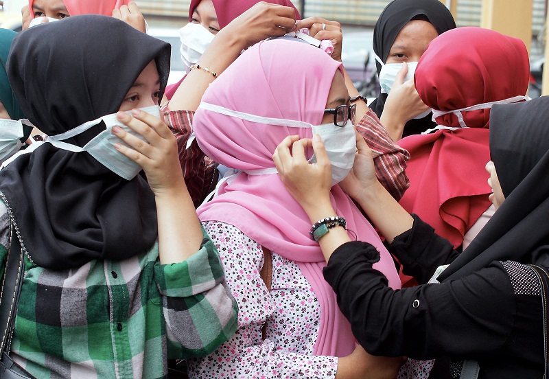 Mara PolyTech College students put on face masks as Alor Setar is affected by worsening haze. u00e2u20acu201d Bernama pic