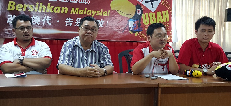 Sarawak DAP chairman Chong Chieng Jen (2nd from right) with (from left) Sarawak DAP vice chairman Leon Jimat Donald, deputy chairman Chiew Chiu Sing and secretary  Alan Ling Sing Kiong at the press conference held at the State DAP headquarters on Oct 11, 