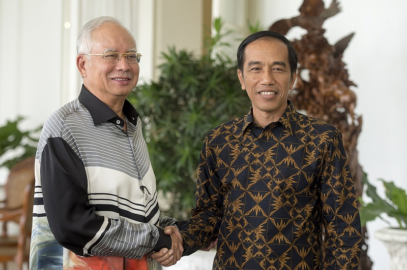 Indonesiau00e2u20acu02dcs President Joko Widodo (right) shakes hand with  Prime Minister Datuk Seri Najib Razak at the Presidential Palace in Bogor, Indonesiau00e2u20acu02dcs West Java province, October 11, 2015, in this picture taken by Antara Foto. u00e2u20acu201d Reuters pic