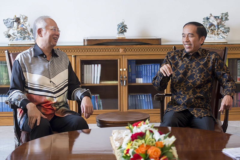 Indonesiau00e2u20acu02dcs President Joko Widodo (right) meets with  Prime Minister Datuk Seri Najib Razak at the Presidential Palace in Bogor, Indonesiau00e2u20acu02dcs West Javaprovince, October 11, 2015, in this picture taken by Antara Foto. u00e2u20acu201d Reuters pic