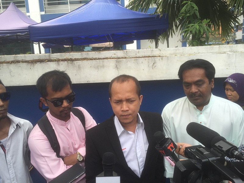 Jaringan Melayu Malaysia (JMM) Secretary General Hamdan Mohd Salleh (centre) speaks to reporters after lodging a report against Bank Negara Governor Tan Sri Zeti Akhtar Aziz at Dang Wangi, on October 16, 2015. u00e2u20acu201d Picture by Kamles Kumar 