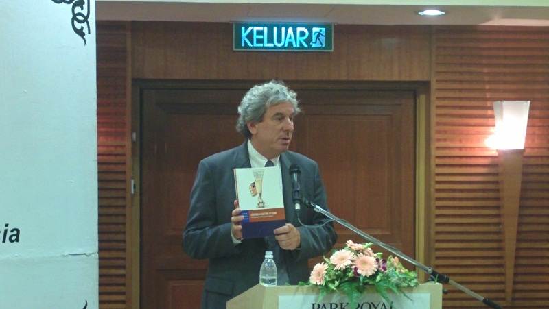 Human Rights Watch (HRW) Asia Director Brad Adams introducing the HRW report to the media, opposition politicians and members of civil society, in Kuala Lumpur, October 27, 2015. u00e2u20acu201d Picture by Mayuri Mei Lin