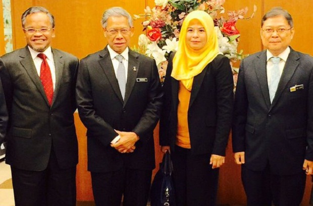 Ketua baru GMM Nasharudin Mat Isa (kiri sekali) bersama Datuk Seri Mustapa Mohamed selepas perbincangan industri halal di Matrade, Kuala Lumpur. u00e2u20acu201d Foto ehsan Twitter/Nasharudin Mat Isa 