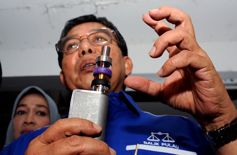Deputy Health Minister Datuk Seri Dr Hilmi Yahaya holds an electronic cigarette as he speaks to reporters in George Town, October 30, 2015. u00e2u20acu201d Bernama pic