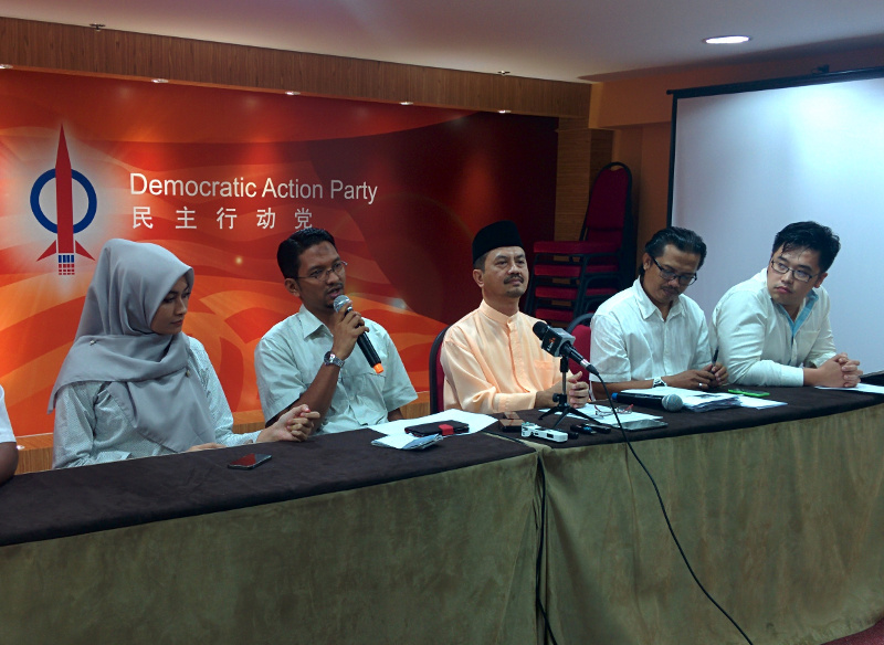 Pahang DAP member Zulhazmi Shariff (second right) dares an Umno deputy minister to make good on his threat to slap an ethnic Chinese. u00e2u20acu201d Picture by Mayuri Mei Lin