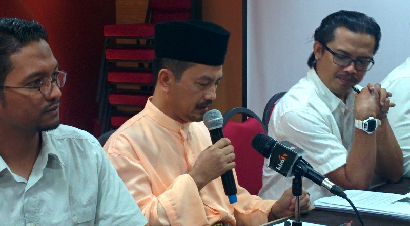 Pahang DAP chairman Tengku Zulpuri Shah Raja Puji speaking during a press conference at the DAP headquarters, October 2, 2015. u00e2u20acu201d Picture by Mayuri Mei Lin