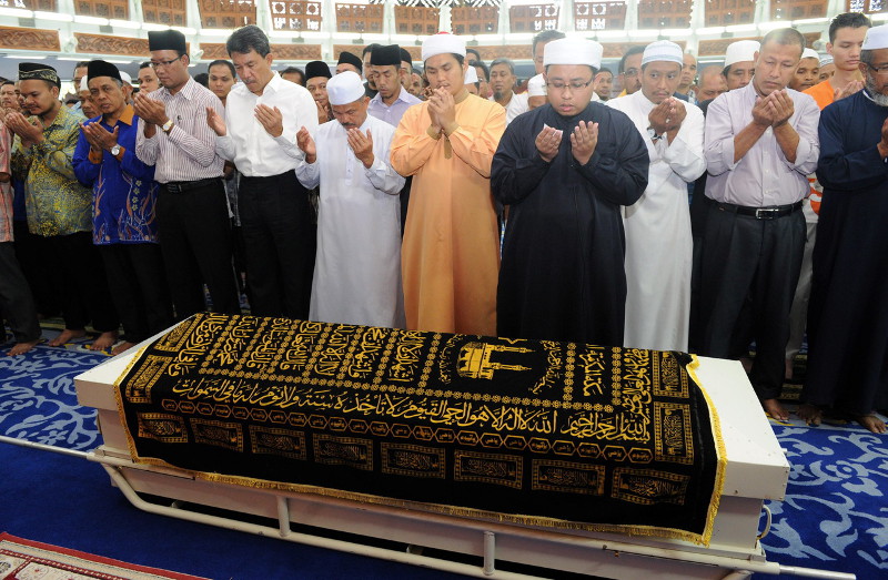 Negri Sembilan Menteri Beasr Datuk Seri Mohamad Hasan (fourth left) performing funeral prayers for Muhammad Firdaus Dullah, at the State Mosque, Seremban, Oct 15, 2015. u00e2u20acu201d Bernama pic
