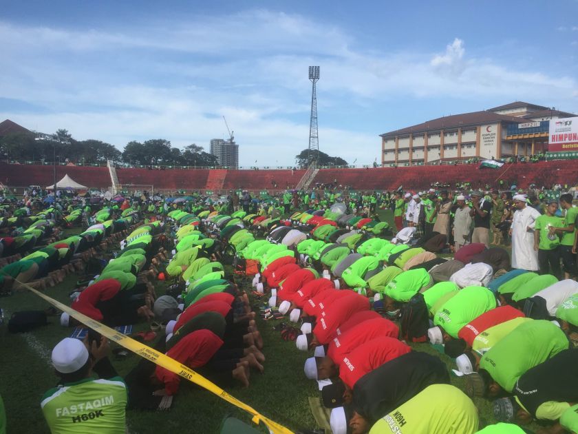 PAS supporters perform the afternoon prayer as crowds of supporters continue to pour into the stadium in Kota Baru, gearing up for the partyu00e2u20acu2122s mass gathering, October 17, 2015. u00e2u20acu201d Picture by Kamles Kumar