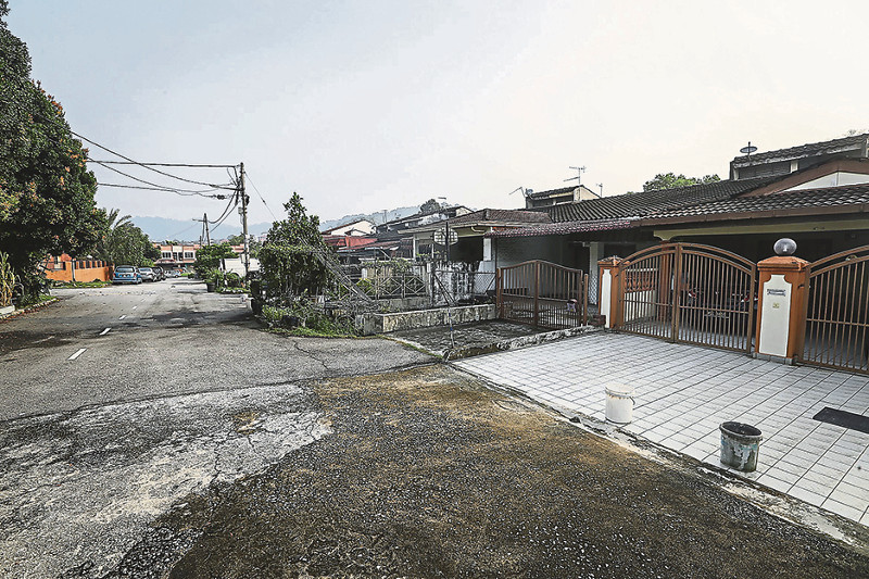 A row of houses in Bukit Ampang that will be acquired for the SUKE expressway. u00e2u20acu201d Malay Mail pic