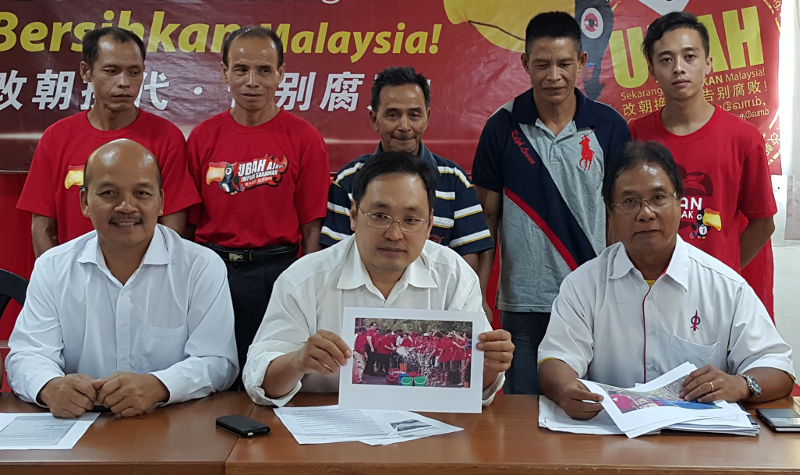 Chong Chieng Jen, flanked by DAP Serian chief Edward Andrew Luak (right) and Chong's political secretary Sanjan Daik, with Kampung Sangai Empan's pipe committee members at the press conference on Oct 5, 2015. u00e2u20acu201d Picture by Sulok Tawie
