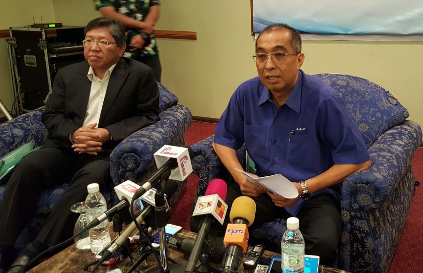 Datuk Seri Salleh Keruak (right) at the press conference after meeting with officers under his ministry in Kuching on Oct 1, 2015. u00e2u20acu201d Picture by Sulok Tawienn