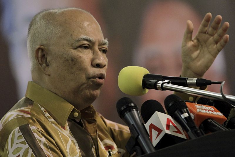 Tan Sri Sanusi Junid delivering his speech at Pusat Bandar Taman Cempaka during a high-tea event with Umno members in Ampang, October 3, 2015. u00e2u20acu201d Picture by Yusof Mat Isa