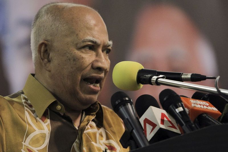 Tan Sri Sanusi Junid delivering his speech at Pusat Bandar Taman Cempaka during a high-tea event with Umno members in Ampang, October 3, 2015. u00e2u20acu201d Picture by Yusof Mat Isa