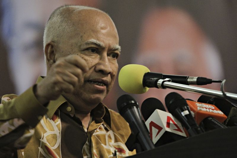 Tan Sri Sanusi Junid delivering his speech at Pusat Bandar Taman Cempaka during a high-tea event with Umno members in Ampang, October 3, 2015. u00e2u20acu201d Picture by Yusof Mat Isa