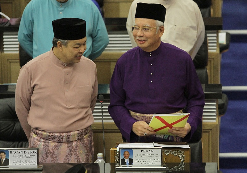 Prime Minister Datuk Seri Najib Tun Razak (right) chats with Deputy Prime Minister Datuk Seri Ahmad Zahid Hamidi before tabling the 2016 Budget at Parliament in Kuala Lumpur, October 23, 2015. u00e2u20acu201d Picture by Yusof Mat Isa