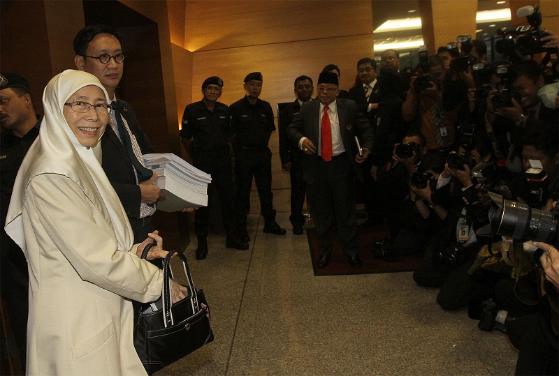 Datuk Seri Dr Wan Azizah Wan Ismail (left) departs from Parliament, in Kuala Lumpur, October 23, 2015. u00e2u20acu201d Picture by Yusof Mat Isa 