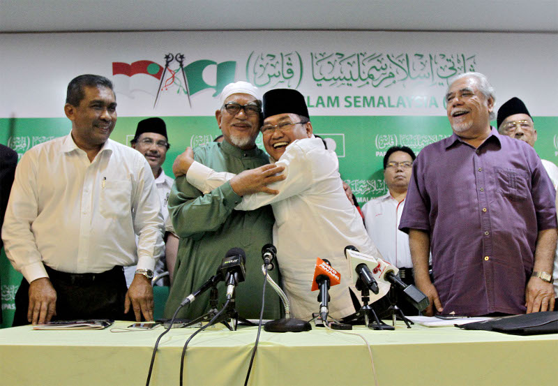 PAS President Datuk Seri Abdul Hadi Awang and Perkasa President Datuk Ibrahim Ali are pictured before a press conference at PAS headquarters in Kuala Lumpur, October 13, 2015. u00e2u20acu201d Picture by Yusof Mat Isa