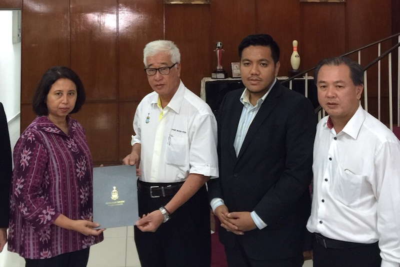 State exco Phee Boon Poh handling over the memorandum to Sofiana Mufidah (right) at the Indonesian Consulate General, with them are state excos Dr Afif Bahardin and Danny Law, 23 October 2015. u00e2u20acu201du00c2u00a0Picture by K.E. Ooi
