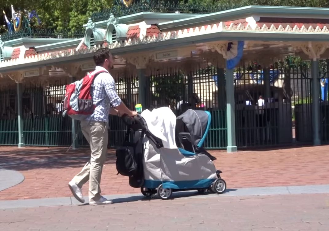 Image from the YouTube video on how to sneak into a theme park.