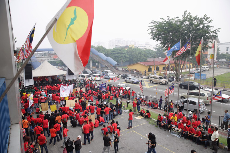 Participants of the u00e2u20acu02dcSave Selangoru00e2u20acu2122 rally gather outside the Umno buiding at Ampang, Oct 18, 2015. u00e2u20acu201d Picture by Choo Choy May