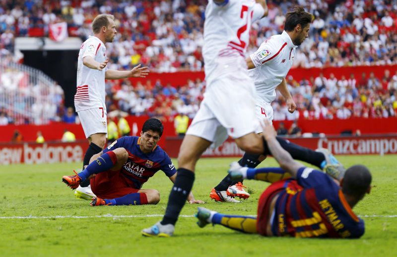 Barcelonau00e2u20acu2122s Neymar (R) and Luis Suarez (L) on the pitch La Liga match against Sevilla Ramon Sanchez Pizjuan stadium in Seville, October 3, 2015. REUTERS/Marcelo del Pozo 