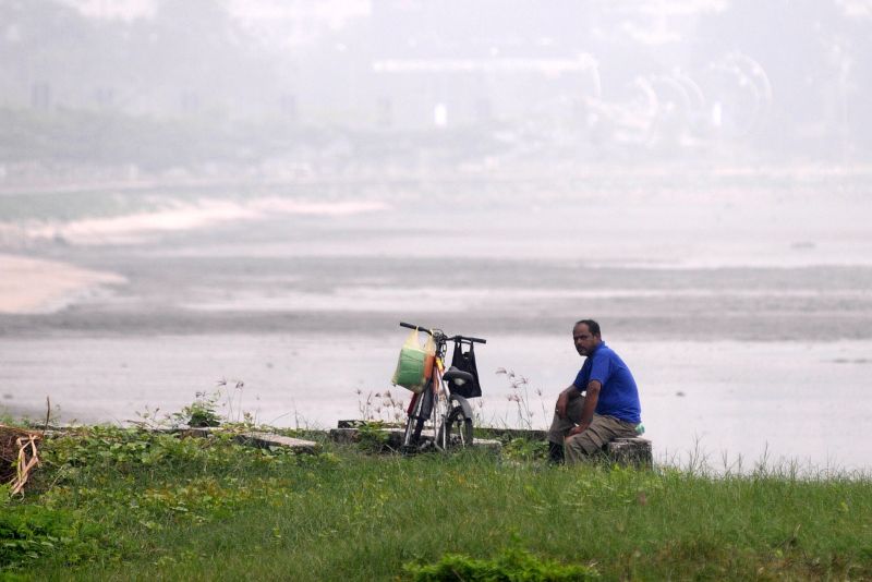 A man is seen resting at the Gurney drive promenade on a hazy day in Penang, October 21, 2015. u00e2u20acu2022 Picture by K. E. Ooi