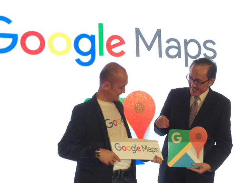 Masidi (right) and Nhazlisham launching Google Street View's collection of Sabah's iconic natural environment on October 29, 2015, in Kota Kinabalu. — Picture by Julia Chan