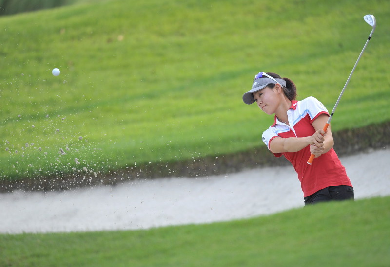 Kelly Tan makes a shot from the bunker on the 18th hole at the Sime Darby Ladies Professional Golf Association (LPGA) Malaysia 2015 at the Kuala Lumpur Golf and Country Club (KLGCC) October 8, 2015. u00e2u20acu201d Bernama pic