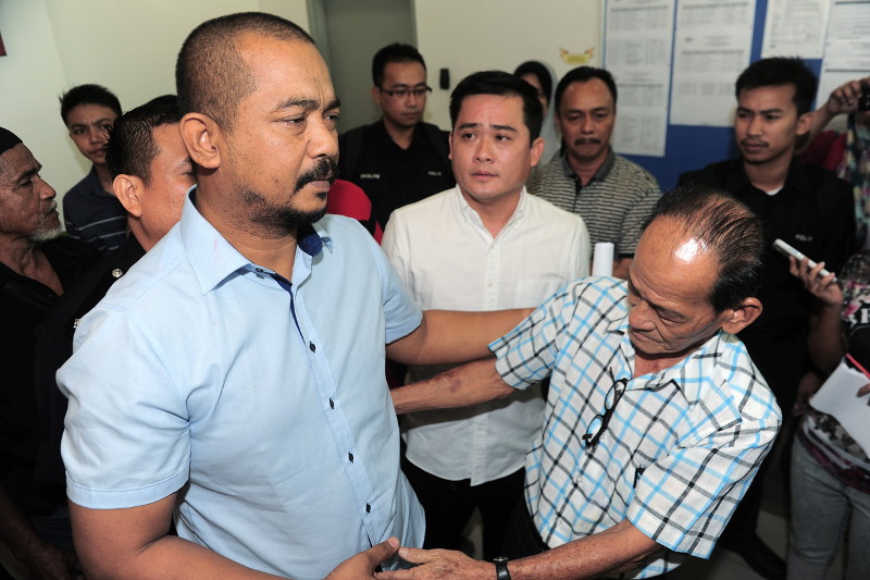 Father of kidnap victim, Lee Kim Wen (centre) and his grandfather, Lee Sui (right) thanked the taxi driver, Hanizan Mohamad Radzi, (left), at the Magistrate's Court, Oct 16, 2015, at the Magistrate's Court, Kajang. u00e2u20acu201d Bernama pic