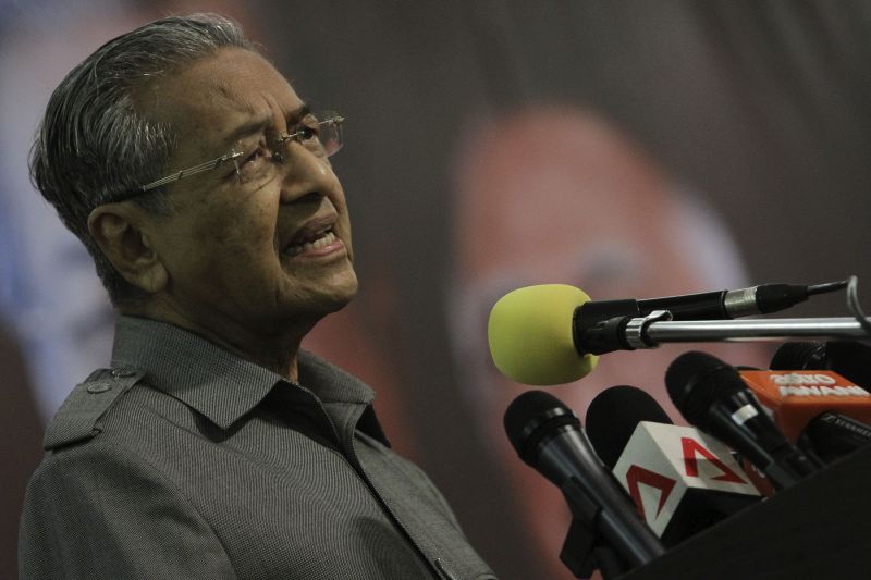 Former Prime Minister Tun Dr Mahathir Mohamad delivers his speech at Pusat Bandar Taman Cempaka during a high-tea event with Umno members in Ampang, October 3, 2015. u00e2u20acu201d Picture by Yusof Mat Isa