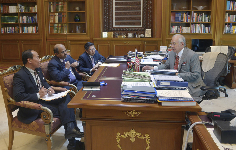 Prime Minister Datuk Seri Najib Razak held talks with (from left) Ministry of Transport Secretary General Datuk Dr Ismail Bakar and Director-General of Civil Aviation, Datuk Azharuddin Abdul Rahman after participating in teleconference regarding the relea