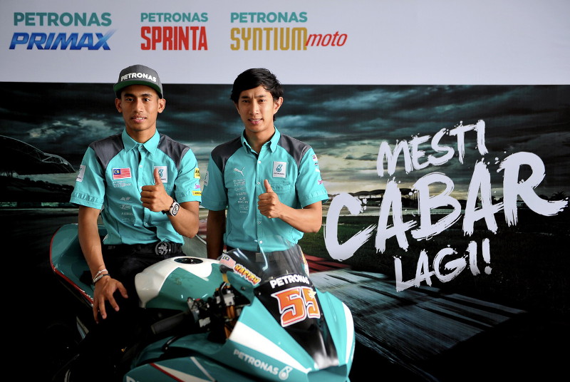 Moto2 racers Hafiz Syahrin (left) and Ramdan Rosli (right) pose after a press conference and a meeting with fans in conjunction with the preparation of the MotoGP Sepang race in Blastacar KL, Cheras, on Oct 20, 2015. u00e2u20acu201d Bernama pic