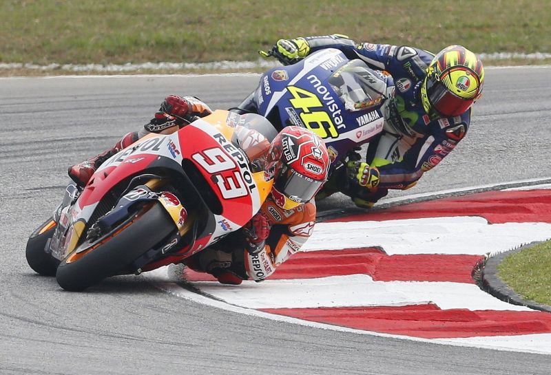 Honda MotoGP rider Marc Marquez (front) of Spain and Yamaha MotoGP rider Valentino Rossi of Italy, Malaysian Motorcycle Grand Prix, Sepang International Circuit, October 25, 2015. REUTERS/Olivia Harris