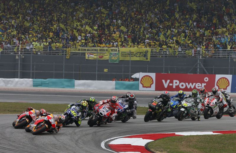 Honda MotoGP rider Dani Pedrosa of Spain leads the first lap of the Malaysian Motorcycle Grand Prix at Sepang International Circuit near Kuala Lumpur, Malaysia, October 25, 2015. REUTERS/Olivia Harris