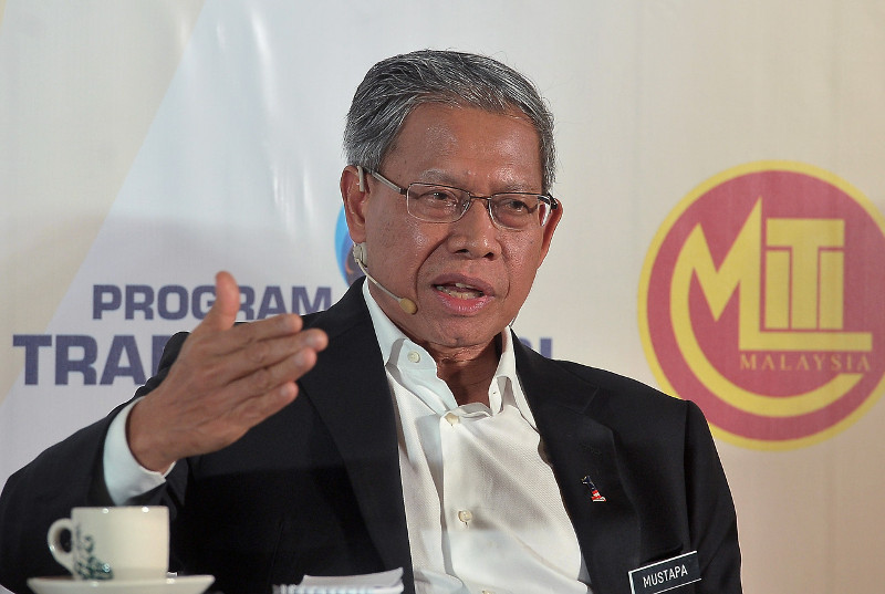 Minister of International Trade and Industry Datuk Seri Mustapa Mohamed (right) hosts the #TANYAGOMEN Q-and-A session, entitled u00e2u20acu02dcHey, dare to accept TPP challenges?u00e2u20acu2122 on October 16, 2015 at the Pitching Centre, Kuala Lumpur. u00e2u20acu201d Bernama pic
