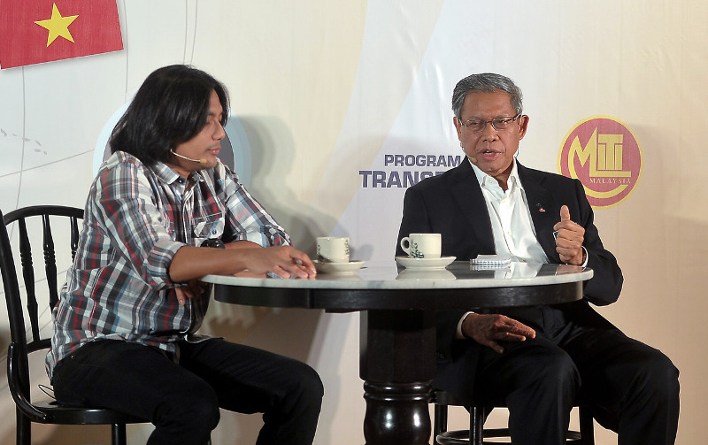 Minister of International Trade and Industry Datuk Seri Mustapa Mohamed (right) hosts the #TANYAGOMEN Q-and-A session, entitled u00e2u20acu02dcHey, dare to accept TPP challenges?u00e2u20acu2122 on October 16, 2015 at the Pitching Centre, Kuala Lumpur. u00e2u20acu201d Bernama pic