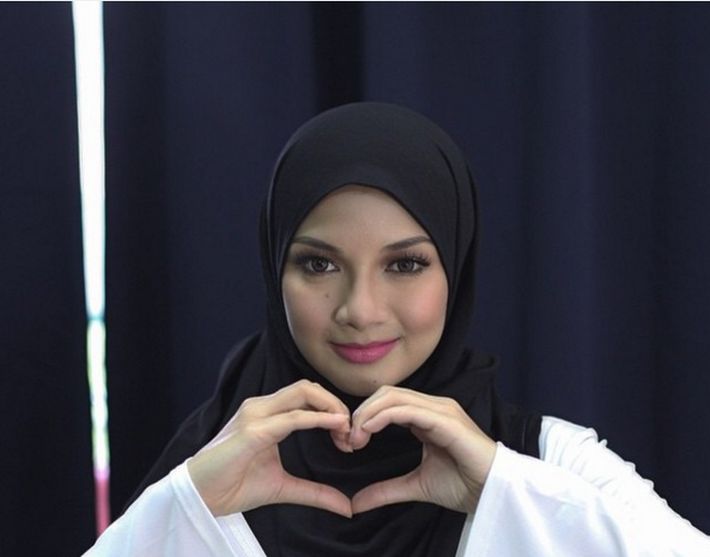 Sentiasa sibuk dengan perniagaan tudung dan acara seni, Neelofa bimbang gagal menjalankan tugas sebagai isteri dengan baik. u00e2u20acu201d Foto ehsan Instagram/NeelofaLovers