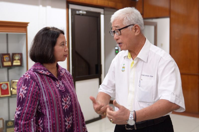 State executive councillor Phee Boon Poh (right) talking to the Indonesian Consul for Consular Affairs Sofiana Mufidah at the Indonesian Consulate General about the haze conditions in Penang. u00e2u20acu2022 Picture by K. E. Ooi