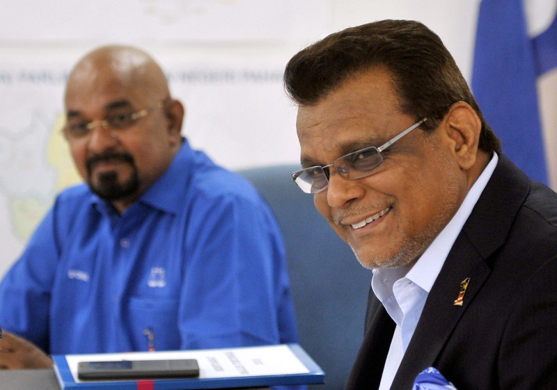 PPP president Tan Sri M. Kayveas (right) holds a press conference after chairing the PPP supreme council meeting, October 16, 2015. Seen left is nPPP senior vice-president Datuk Seri Maglin Dennis Du00e2u20acu2122Cruz. u00e2u20acu201d Bernama pic
