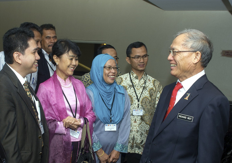 Human Resources Minister Datuk Seri Richard Riot (right) meeting delegates of the 7th Regional Tripartite Social Dialogue Conference for Growth, Employment and Sound Industrial Relations in the Service Sectors in Asean, Oct 12, 2015. u00e2u20acu201d Bernama pic
