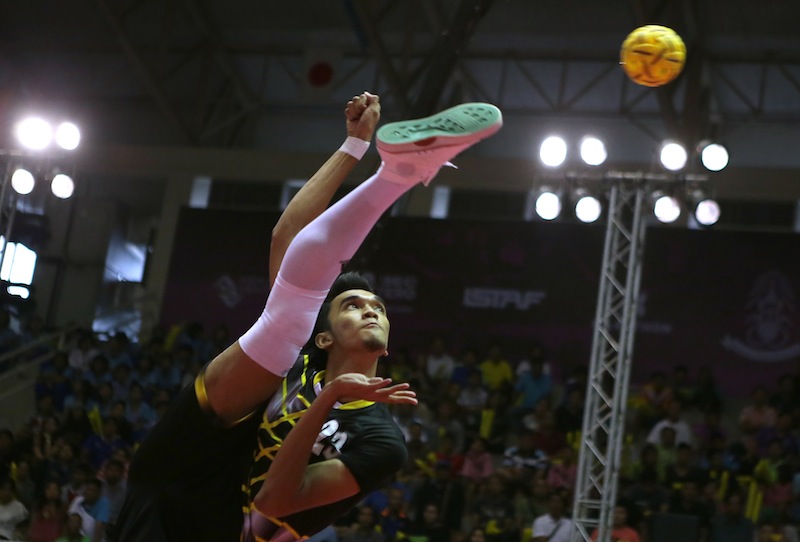 Malaysia's Syahir Rosdi serves during the ISTAF Super Series Finals at Nakhon Pathom Municipal Gymnasium, Huyjorake Maung, Nakonprathom, Thailand. u00e2u20acu201d Reuters pic
