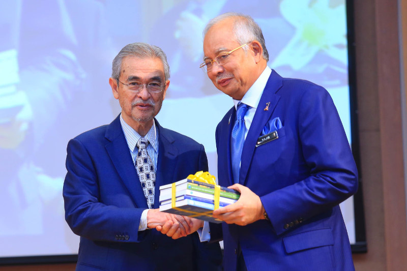 Former prime minister Tun Abdullah Ahmad Badawi and Prime Minister Datuk Seri Najib Razak at the international conference on u00e2u20acu02dcAgama dan Keharmonian Hidup Bersamau00e2u20acu2122 on Oct 27, 2015 at IKIM, Jalan Duta, Kuala Lumpur. u00e2u20acu201d Picture by Saw Siow Feng
